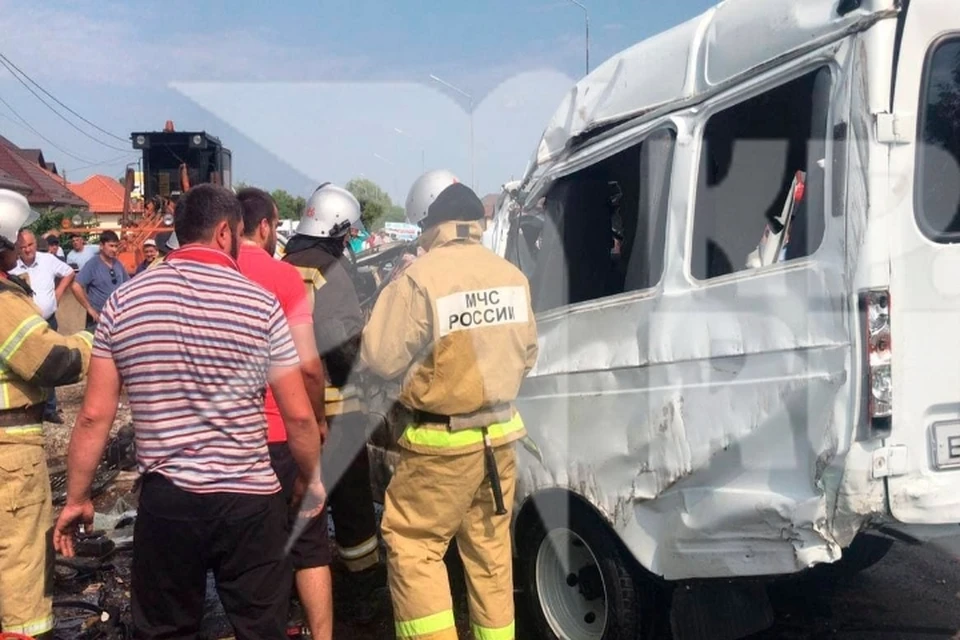 В пассажирскую ГАЗель врезалась иномарка, после чего маршрутку отбросило в сторону работающего грейдера