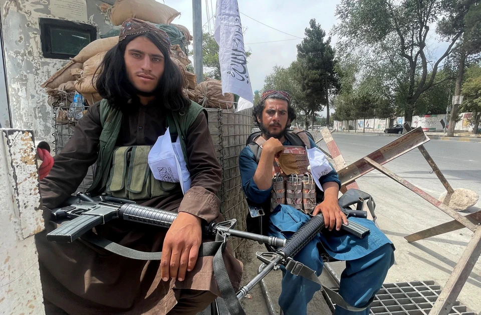 Бойцы "Талибана"* на одном из блок-постов в Кабуле.