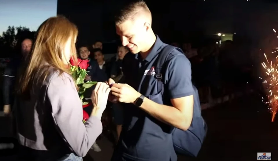 Девушка Ивана растрогалась и согласилась стать его женой. Фото: скриншот видео («ФК "Иртыш" Омск»)
