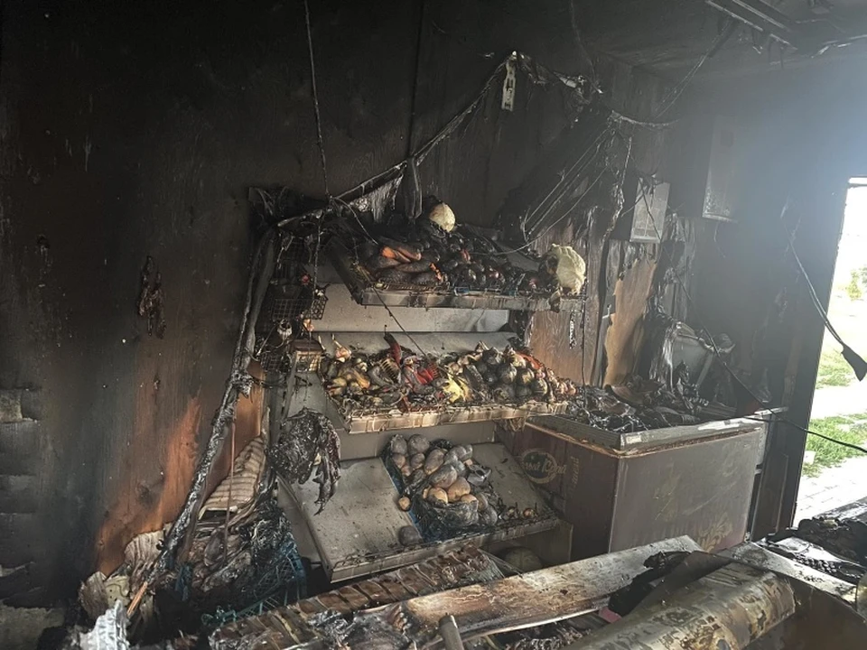 Причиной пожара в торговом павильоне мог стать поджог. Фото: пресс-служба ГУ МЧС России по Белгородской области