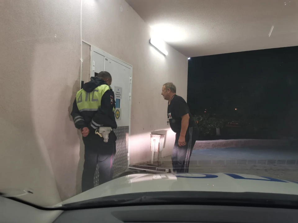 Заболевшего шофера грузовика отвезли в больницу на патрульной машине.