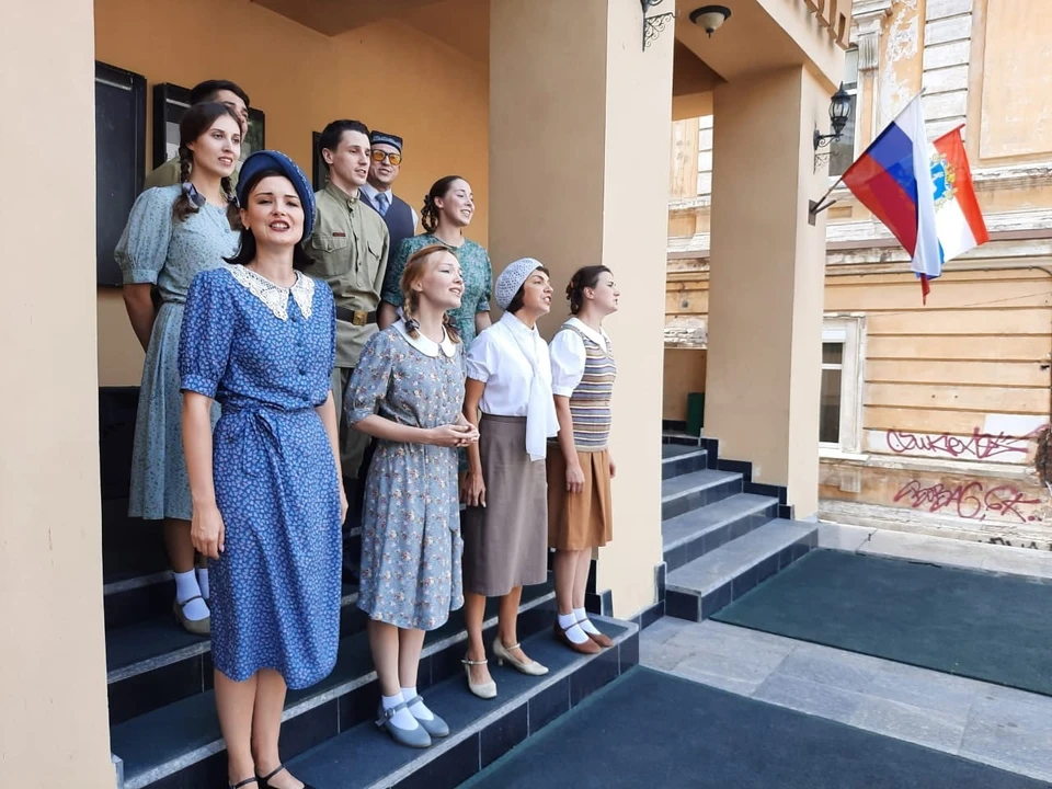 Актёры "Камерной сцена" дали концерт прямо на крыльце театра. ФОТО: Соцсети