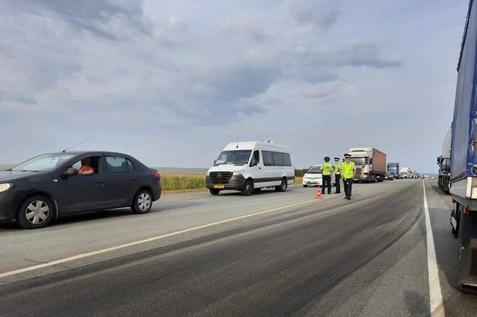 Водитель грузового автомобиля и пассажир автомашины «Форд Транзит» травмы не получили Фото: УГИБДД по Свердловской области