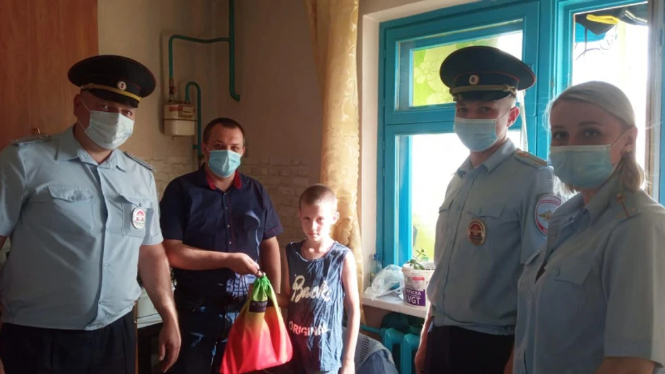 В Орле полицейские помогли нескольким семьям собрать детей в школу. Фото: в пресс-служба УМВД России по Орловской области.