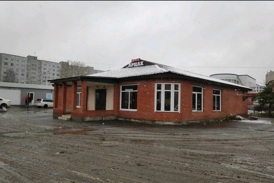 Кафе «Арцах» признали самостроем еще 10 лет назад. Фото: УФССП России по Омской области