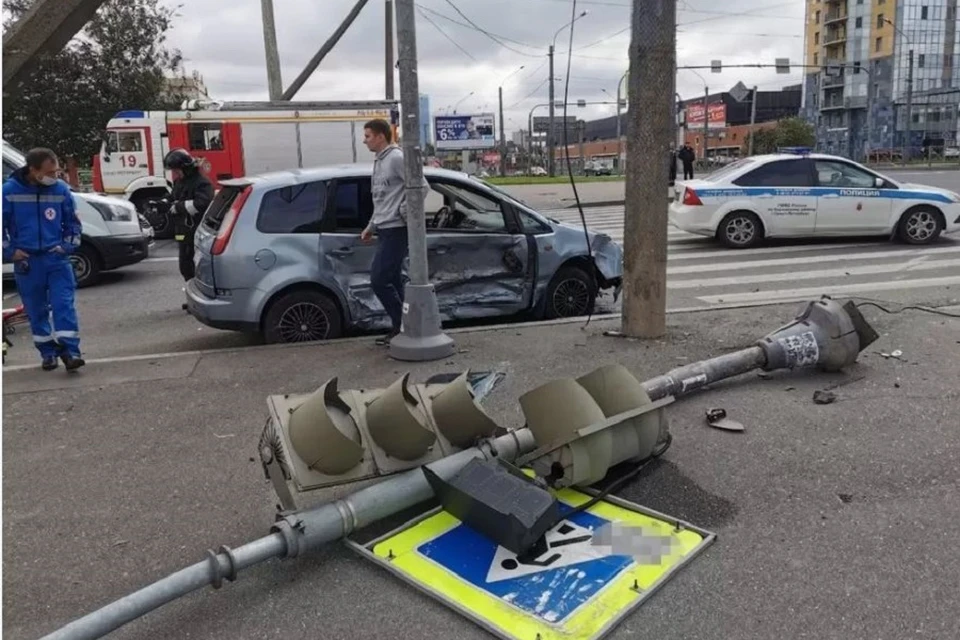 Пострадавшая в ДТП на Ленинском женщина умерла в больнице. Фото: vk.com/spb_today