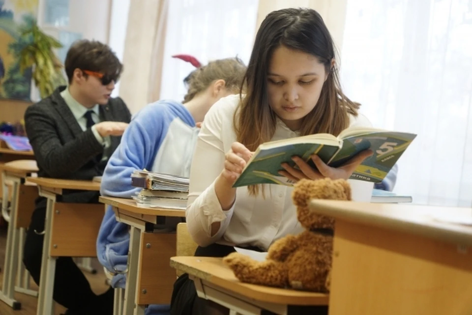 Омские школьники начнут учебный год в очном формате.