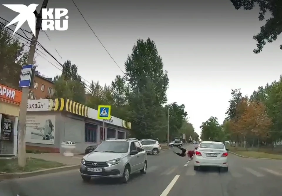 Легковушка сбила девушку на пешеходном переходе. Фото - скриншот