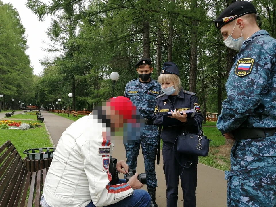 Такой встречи должник явно не ожидал. Фото: пресс-служба УФФСП по Ярославской области.