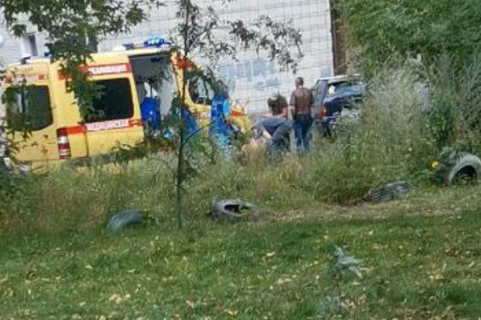 Скорая помощь госпитализировала двух пострадавших. Фото: предоставлено очевидцами.