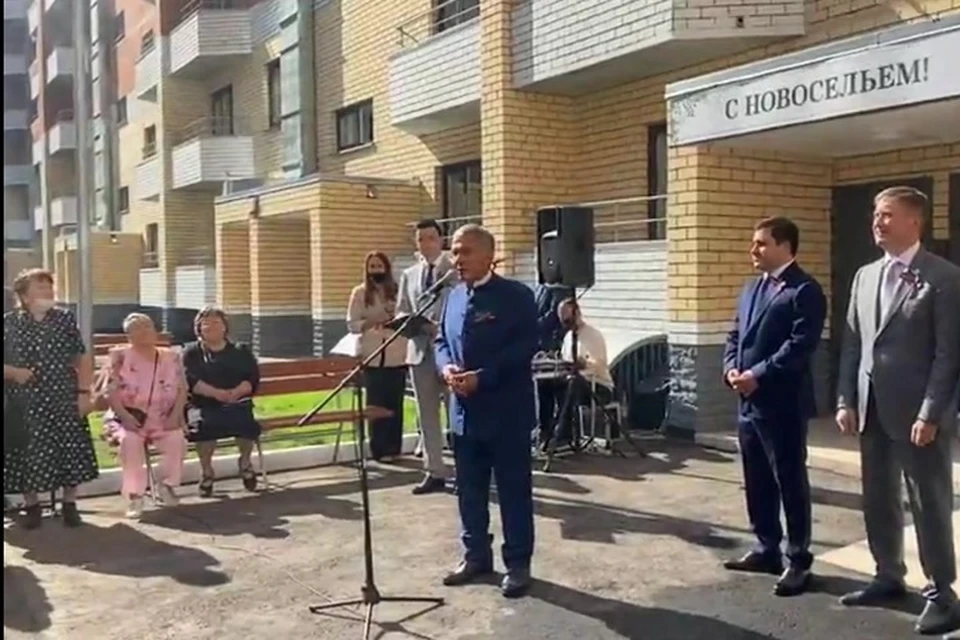 Глава республики поздравил дольщиков с предстоящим новосельем.