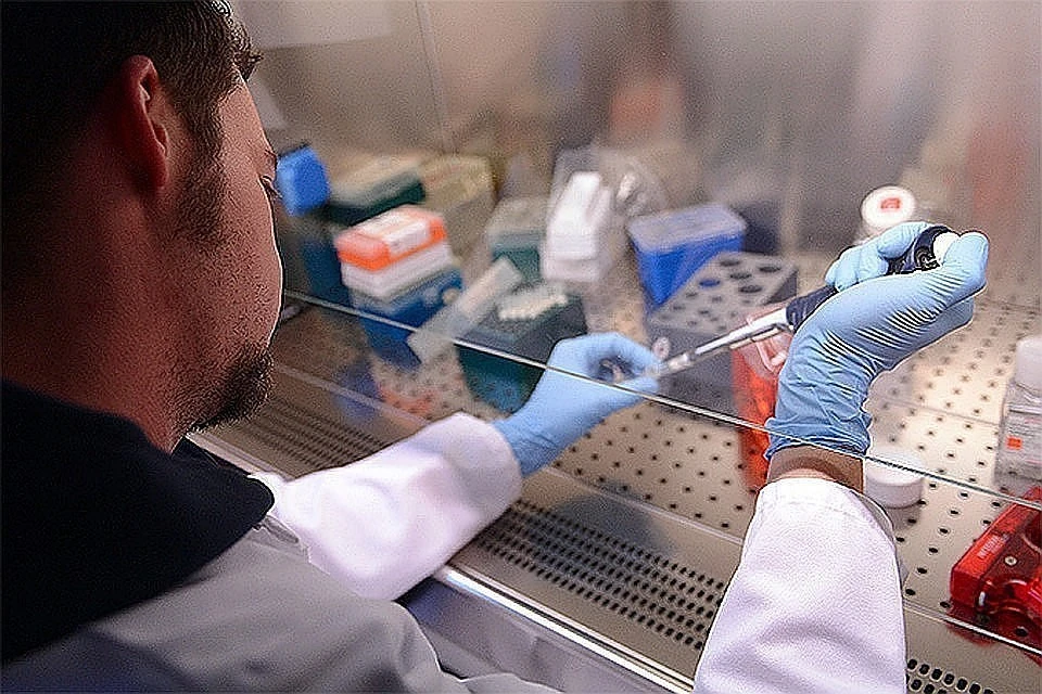 Центр "Вектор": вакцину от коронавируса в виде спрея планируют зарегистрировать в 2022 году
