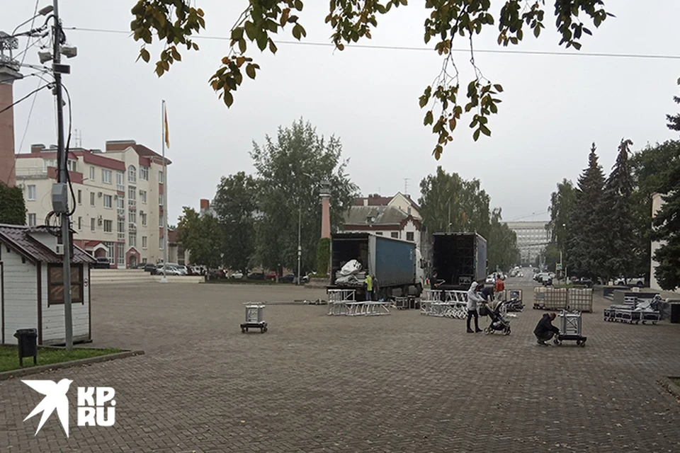 На площади Славы монтируют сцену к приезду Юрия Башмета