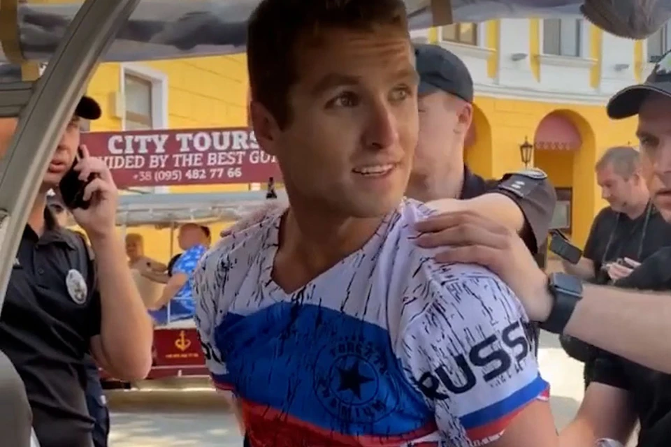В приморском городе задержали гражданина США за ношение футболки с российской символикой