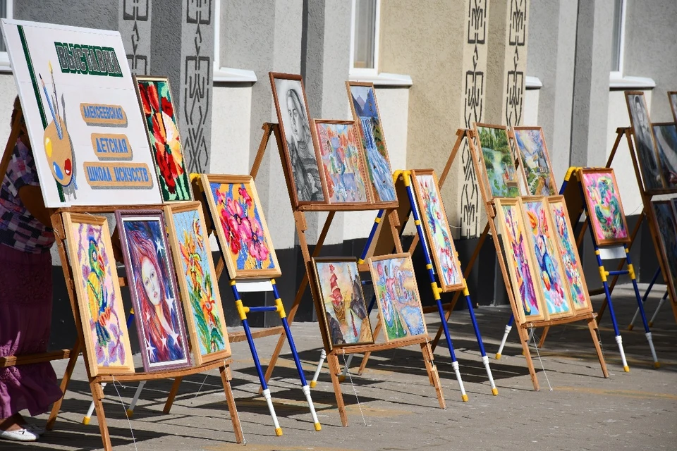 Ежегодно в учреждении проводят более 90 выставок детского художественного творчества и концертов. Фото пресс-службы администрации Алексеевского городского округа.