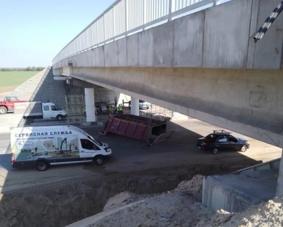 Водитель самосвала с поднятым кузовом врезался в строящийся мост под Волгоградом.
