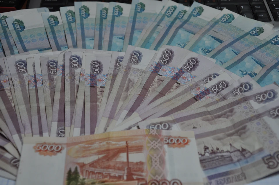 Женщина перевела деньги с помощью банкомата