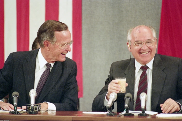ЦРУ заранее предсказывало, что Горбачев приведет Советский Союз к катастрофе