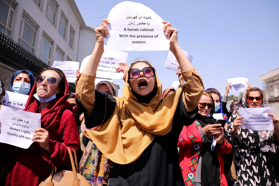 Талибан* применил слезоточивый газ против женщин, вышедших на акцию протеста