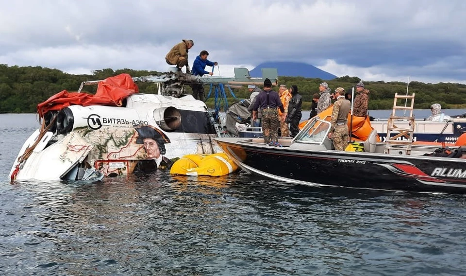 Часть фюзеляжа Ми-8 показалась над водой. Фото: пресс-служба МЧС России по Камчатскому краю.