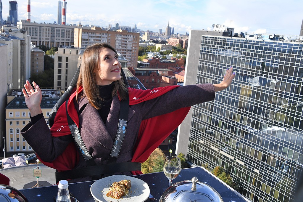 Ресторан-платформа под названием "Dinner In The Sky" ("Обед в небе") предлагает своим гостям пообедать между небом и землей.
