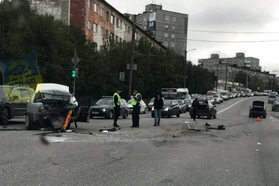 На месте работают сотрудники ГИБДД. Фото: vk.com/murmansk_dtp