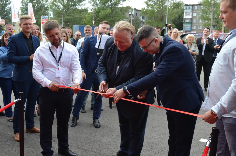 Председатель совета директоров ГК «БН-Моторс» Алексей Подщеколдин с партнерами, друзьями и командой открыл автосалон в Орле.