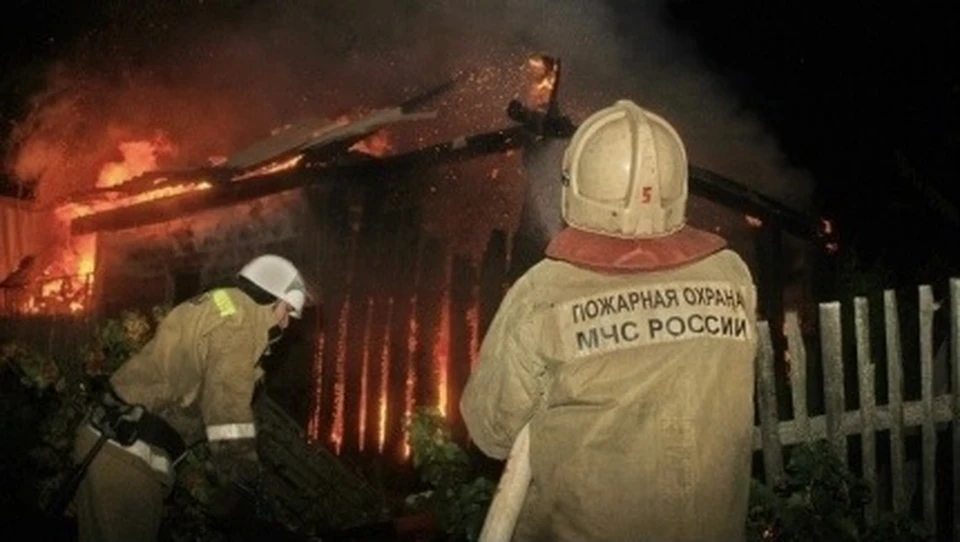 Частная баня сгорела ночью в Рославльском районе. Фото: пресс-служба ГУ МЧС по Смоленской области.