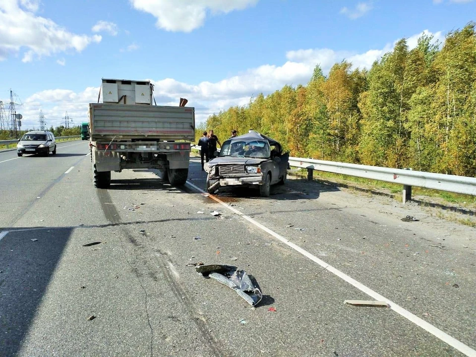 В Югре легковой автомобиль врезался в КАМАЗ Фото: УГИБДД России по ХМАО-Югре