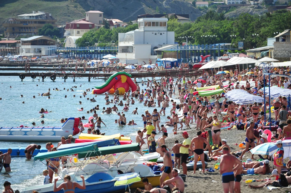 Пляжи в Крыму этим летом были забиты до отказа