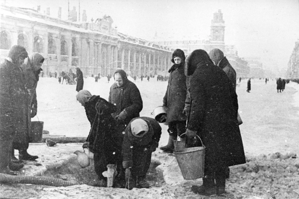 Жители Ленинграда добывают воду во время Блокады города.