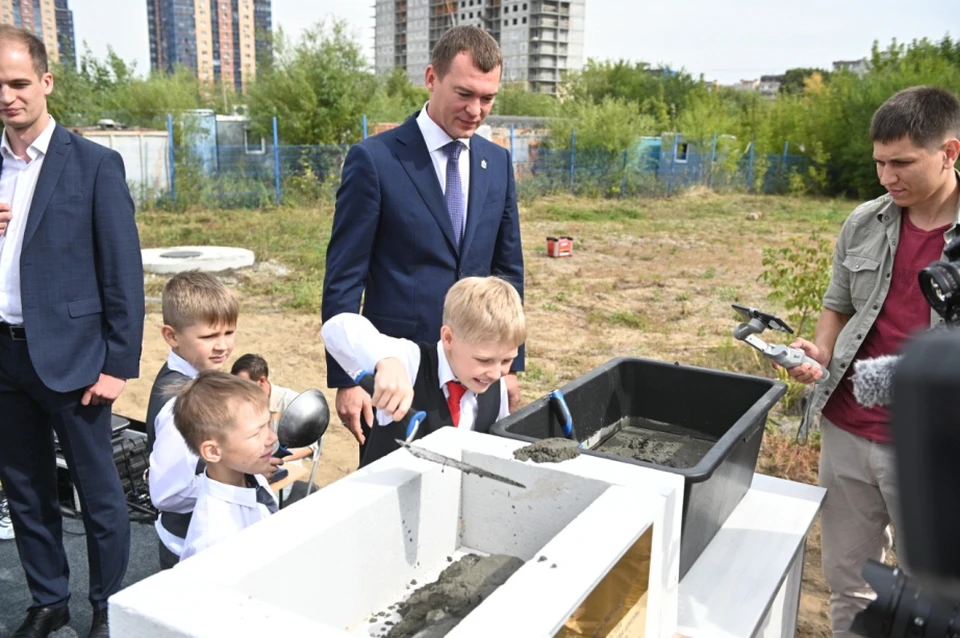 Михаил Дегтярев вместе с первоклассниками Индустриального района заложил памятную капсулу в основание новой школы.