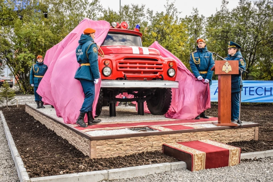 На постамент поставили АЦ-40 на шасси грузовика ЗИЛ-130. Фото: МЧС по Мурманской области
