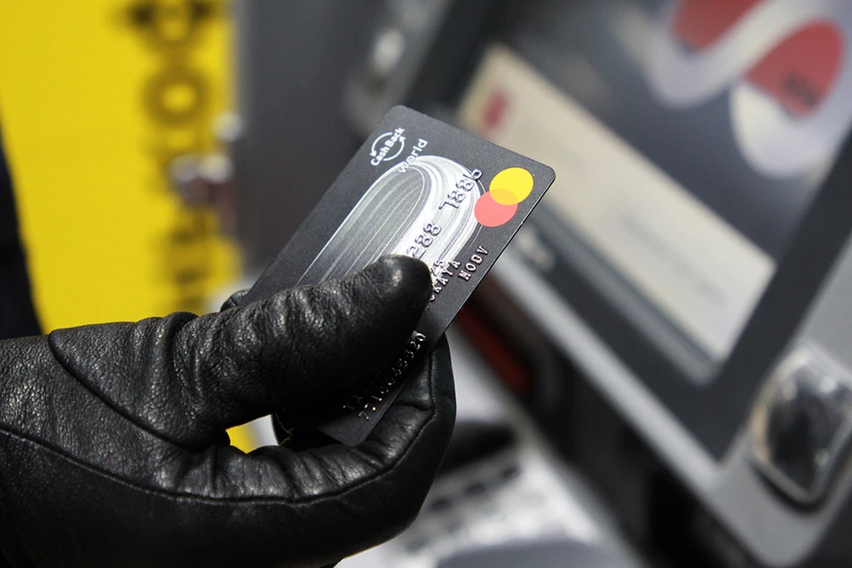 Работница завода из Шелехова пыталась продать бандаж и потеряла 100 тысяч рублей из-за мошенников