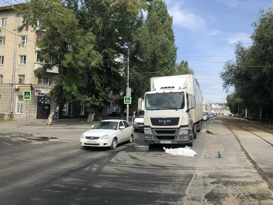 Женщина погибла под колесами фуры