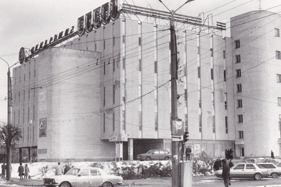 Открытый 7 октября 1982 года универмаг стал самым большим торговым центром Калинина и главным местом притяжения горожан. Фото: Фотоархив сообществаVK «Тверская Ностальгия»