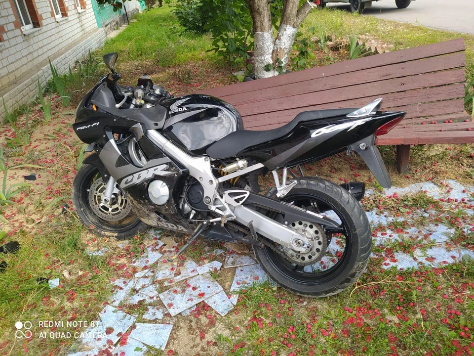Мотоциклист разбился об лавочку у подъезда