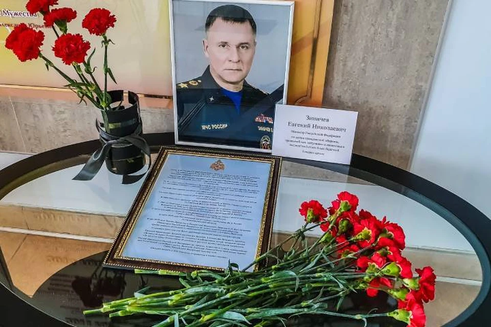 Стихийный мемориал в память о министре МЧС России появился в Петербурге / Фото: МЧС СПб