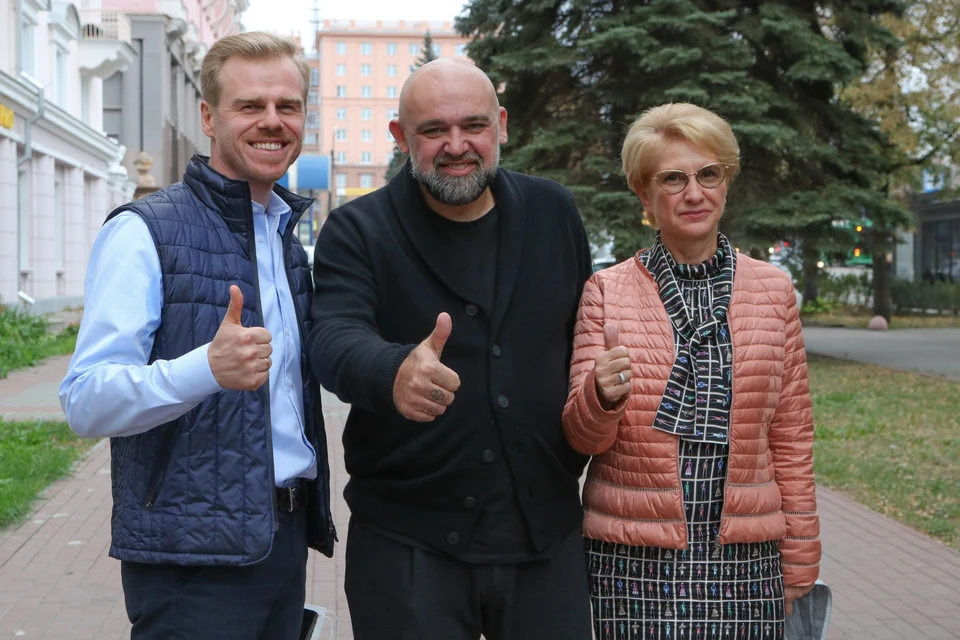 Денис Проценко с представителями «Единой России» в Челябинске: главврачом детской поликлиники Антоном Рыжим и начальником госпиталя для ветеранов войн Татьяной Василенко. Фото: пресс-служба «Единой России»