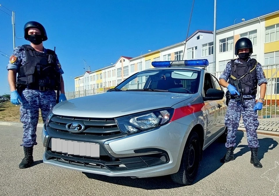 Сотрудники Росгвардии в Крыму задержали нарушителя, который разрушил школьный забор и пытался скрыться. Фото: пресс-служба Росгвардии по Крыму