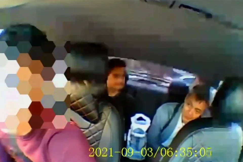 В соцсетях ранее появилась видеозапись, на которой сотрудник прокуратуры оскорбляет водителя такси, бьет его по лицу удостоверением и угрожает расправой