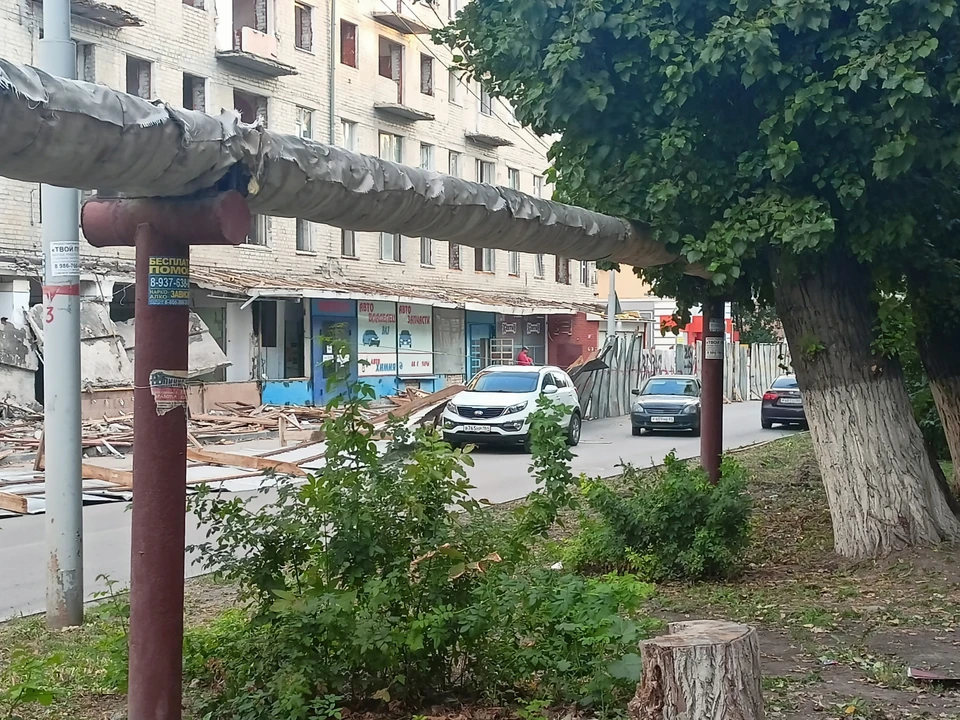 Забор упал на припаркованный автомобиль