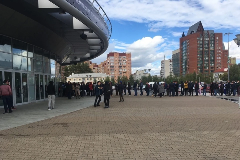 Очередь у входа растянулась на сотни метров