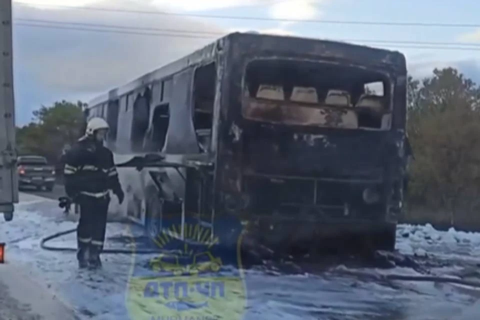 Автобус загорелся во время поездки. Фото: скриншот видео/vk.com/murmansk_dtp