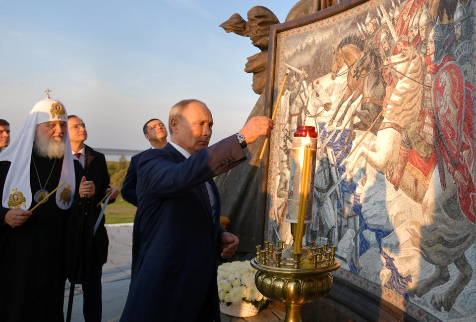 В субботу Владимир Путин прилетел в Псковскую область на открытие памятника Александру Невскому около Чудского озера.