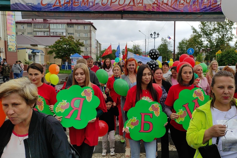 В полдень на ул. Ленина и городской площади состоялось праздничное шествие