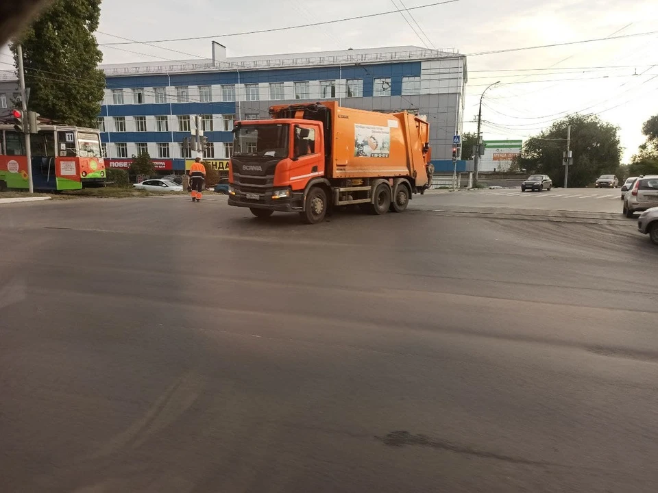Грузовик встал на путях