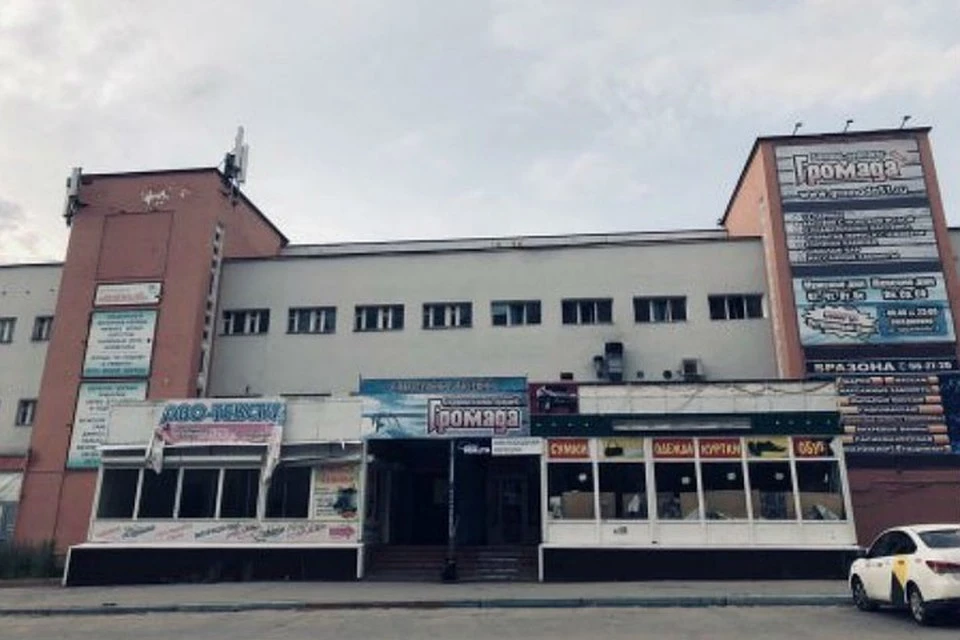 Здание, в котором находился банно-оздоровительный комплекс "Громада", а также другие арендаторы, например, магазины, закрыто уже два года. Фото: novosti-murmanskoy-oblasti.ru