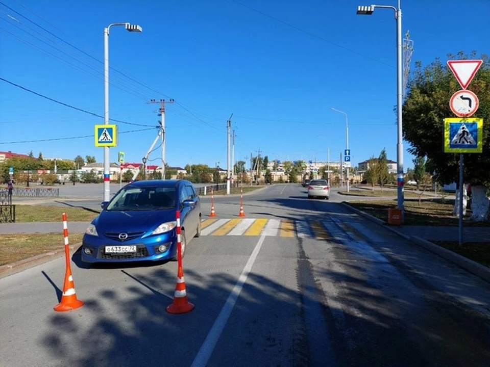 В Ишиме водитель, которого ослепило солнце, сбил школьника на зебре.