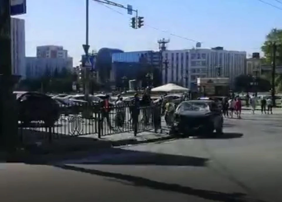 В центре Хабаровска столкнулись две иномарки. Фото: стоп-кадр видео